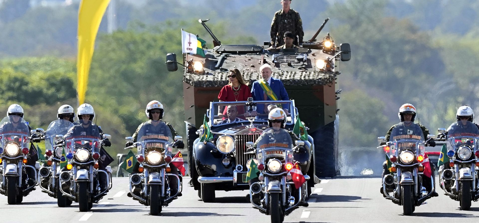 El presidente brasileño, Luiz Inácio Lula da Silva, y la primera dama Rosangela da Silva, en un automóvil abierto, al inicio del desfile militar del Día de la Independencia en Brasilia, Brasil, el jueves 7 de septiembre de 2023. (Foto AP/Eraldo Peres) El presidente brasileño, Luiz Inácio Lula da Silva, y la primera dama Rosangela da Silva, en un automóvil abierto, al inicio del desfile militar del Día de la Independencia en Brasilia, Brasil, el jueves 7 de septiembre de 2023. (Foto AP/Eraldo Peres)