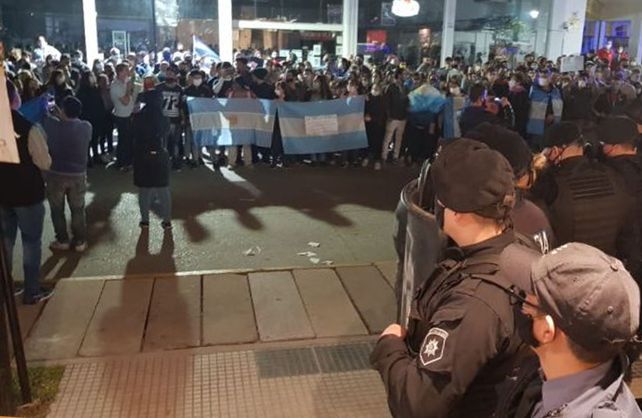La manifestación de los vecinos frente al hotel donde se encontraban los funcionarios nacionales que retornaron a Buenos Aires.