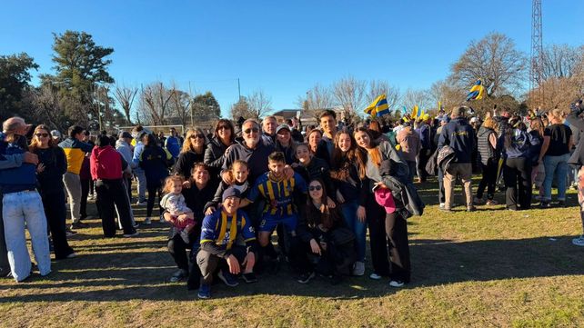 Godeken campeón. Martín Tonso junto a familiares y amigos tras la coronación en la Liga Interprovincial.