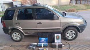 Allanamiento. Se encontraron armas, vehículos y veinte celulares.