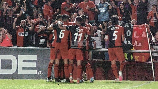Colón es el equipo que más puntos sumó y el que más goles convirtió en el Torneo de la Primera Nacional. Colón es el equipo que más puntos sumó y el que más goles convirtió en el Torneo de la Primera Nacional.