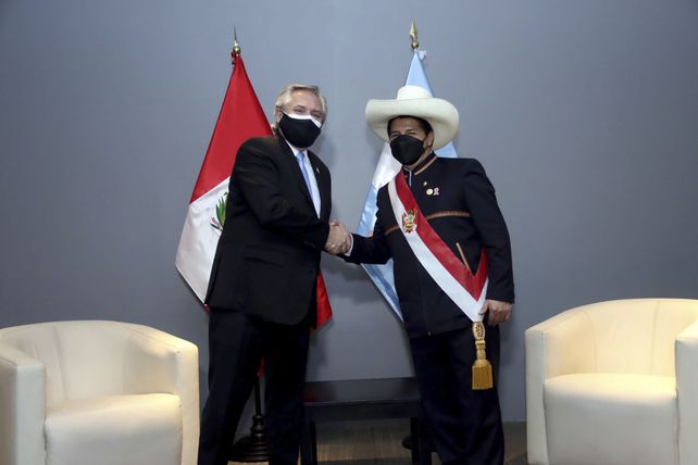 Pedro Castillo asumió en Perú y prometió un cambio responsable