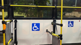 Violento ataque a piedrazos contra un colectivo en barrio Tablada