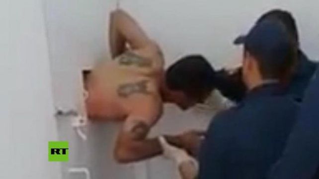 En un intento por fugarse de la comisaría, quedó atrapado en la puerta