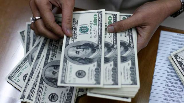 El dólar blue se disparó este lunes