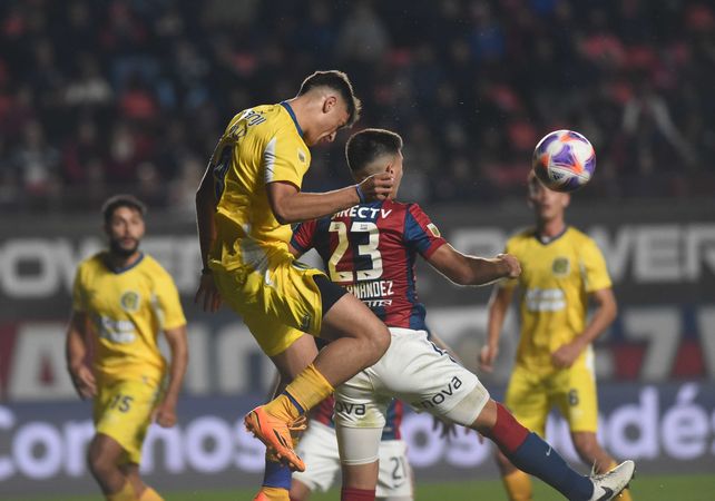 Veliz cabecea dentro del área de San Lorenzo. Fue la única más o menos clara de Central en el Nuevo Gasómetro.