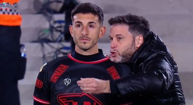 Rodolfo De Paoli arenga con fuerza a uno de sus jugadores antes de ingresar en el complemento frente a River.
