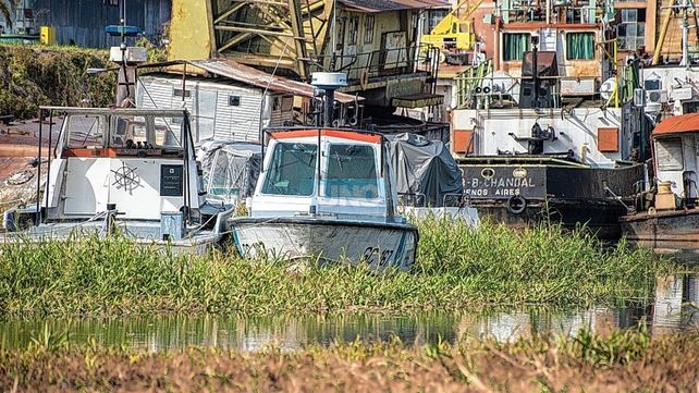 Lento repunte del río, que aún deja ver la histórica bajante