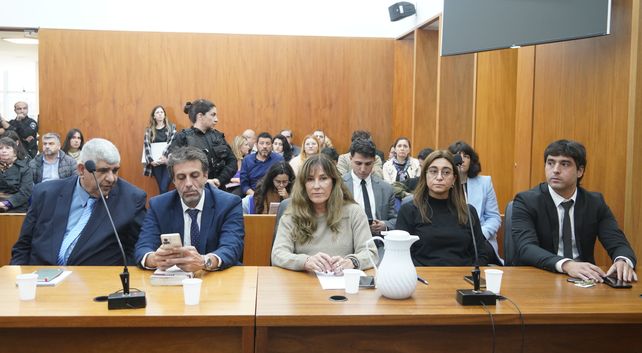Los querellantes y fiscales en el juicio por la muerte de Carlovich. Detrás