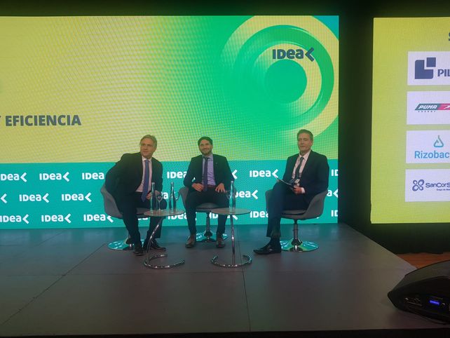 Los gobernadores Llaryora y Pullaro en el cierre del encuentro de Idea.