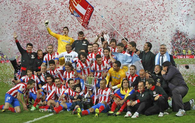 Fiesta colchonera. Los jugadores y el cuerpo técnico del equipo madrileño celebran en el Santiago Bernabéu la conquista de su décima Copa del Rey.