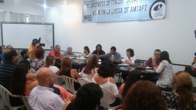 La asamblea provincial de Amsafé se reunió esta mañana en la sede de Santa Fe donde en el inicio homenajearon a la docente Vanesa Castillo.