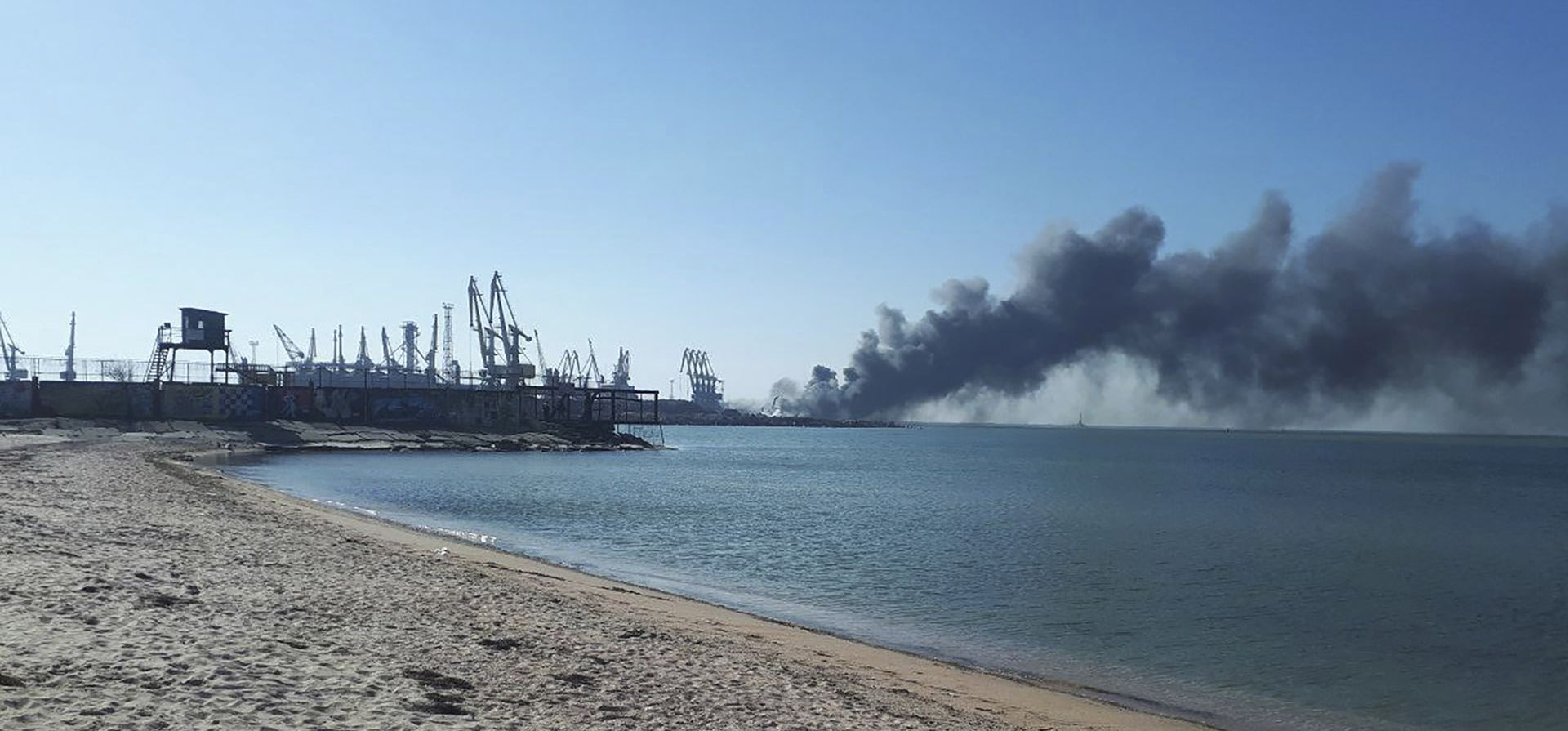 El humo se eleva después de un bombardeo cerca de un puerto marítimo en Berdyansk, Ucrania, el jueves 24 de marzo de 2022. La Armada de Ucrania informó el jueves que había hundido el barco ruso Orsk en el Mar de Asov, cerca de la ciudad portuaria de Berdyansk.
