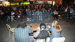 Alumnos de Brown hicieron una clase pública para pedir un edificio en condiciones