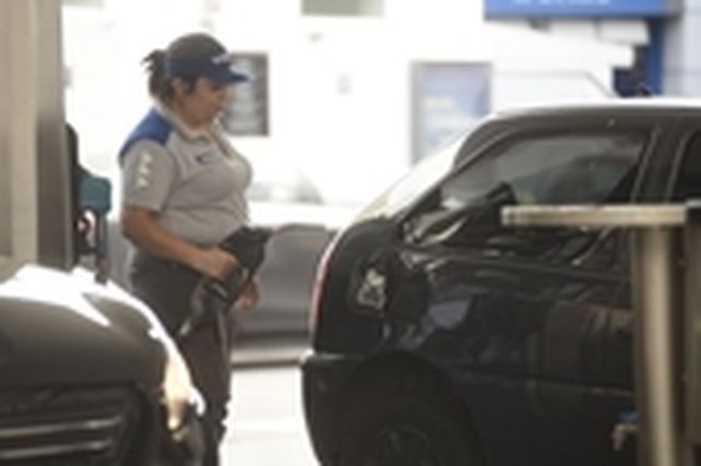 Rosario. Quieren que las estaciones de servicio muestren los impuestos al combustible en la nafta