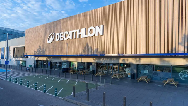 La tienda de artículos deportivos Decathlon planea su expansión en el país, tras abrir su primera tienda en el 2025 en Vicente López.
