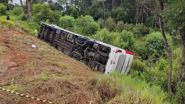 El micro quedó volcado al costado de la ruta BR-277