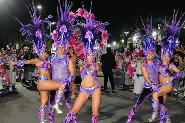 El renovado bulevar América fue el corsódromo elegido para el desfile de las comparsas participantes.