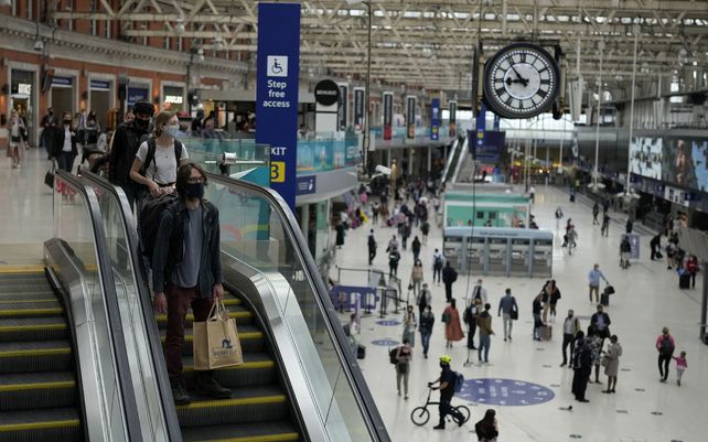 Pasajeros en la estación de tren de Waterloo en Londres