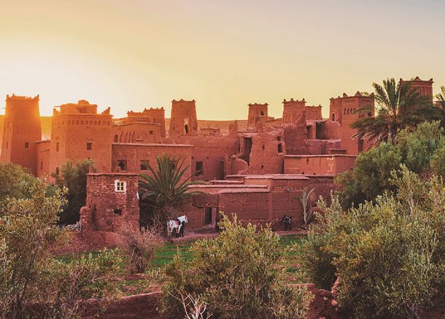 Los riads y kasbahs ofrecen hospedaje en edificios históricos y tradicionales.