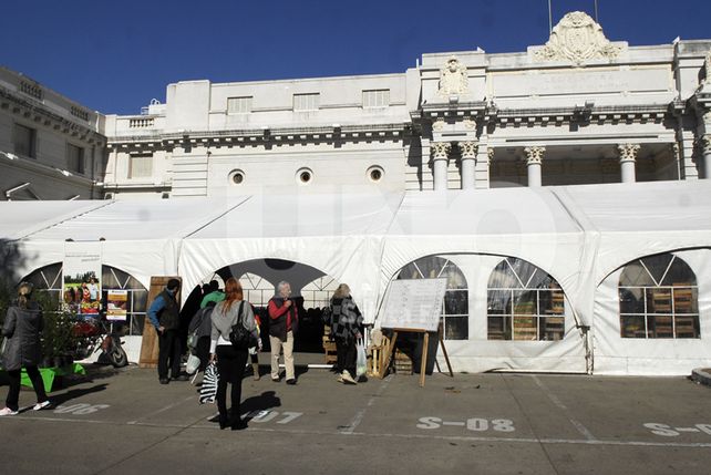 La explanada de la Legislatura se convirtió en una gran feria de productores