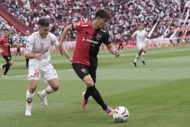 El pibe de Newell's Valentino Acuña domina la pelota ante el Globo.