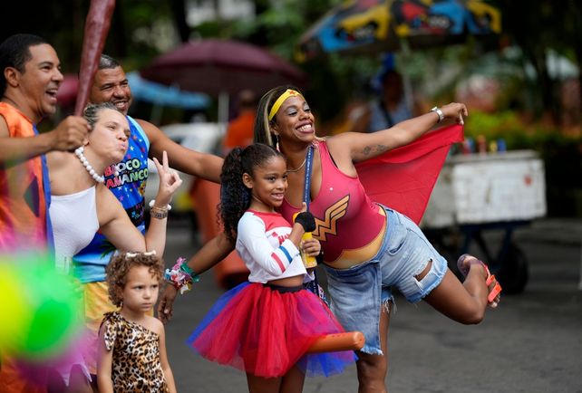 Escuelas de samba exclusivas de mujeres desafiarán en el carnaval de Río