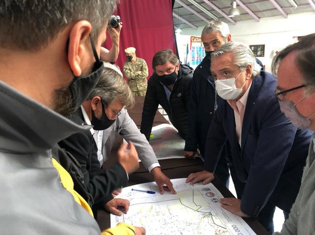 El presidente Alberto Fernández en el Comando de Operaciones montado en el Centro Cultural de Lago Puelo junto al intendente de esa localidad y los de El Hoyo