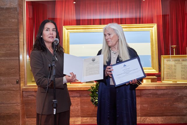 - Anita Martínez y Patricia García