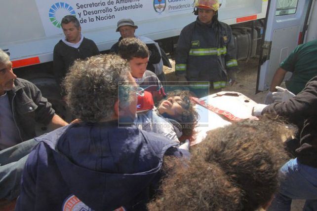 Diez días atrás. Fueron dos horas de trabajo por parte de los rescatistas y se priorizó la salud del chico. (Foto UNO/Juan Ignacio Pereira)