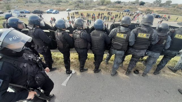 Los manifestantes decidieron cortar Circunvalación para hacer llegar sus reclamos por vivienda. Hubo denuncias de represión.