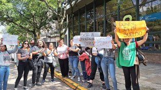 Trabajadores suplentes de Salud se concentraron en calle 25 de mayo, en Paraná, para hacer visible su descontento por sueldos no acreditados.&nbsp;