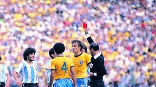 La última imágen de Diego en España 82, cuando el árbitro le mostró la tarjeta roja. Argentina ya estaba eliminada.