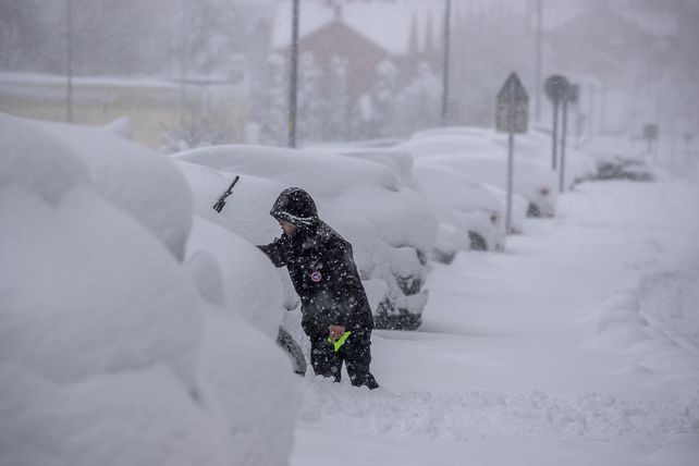 La nieve en España provoca cierres de rutas, cancelación de vuelos y esperan que empeore esta tarde