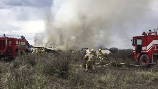 Vivir para contarla. Los bomberos extinguen las llamas de la aeronave en el Aeropuerto de Durango.