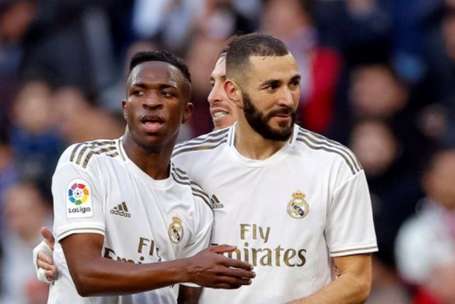 El delantero del Real Madrid Karim Benzema pidió que no le pasen la pelota a Vinicius.