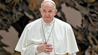 Mejora. El Papa no tiene fiebre y continúa con la terapia adecuada, se informó desde la Santa Sede.