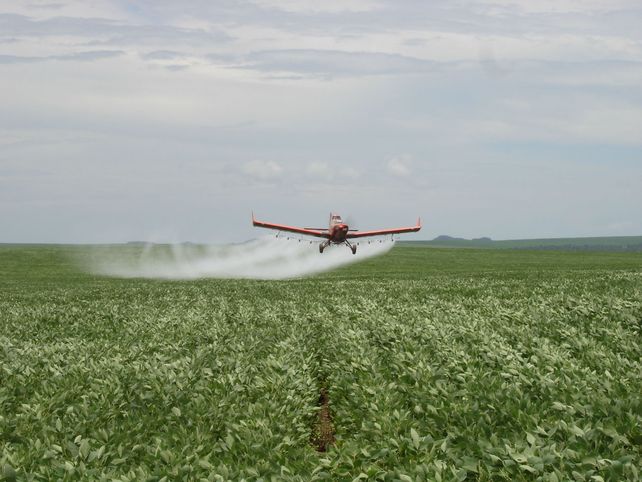 Fumigados. Aeroaplicación de herbicidas en un cultivo de soja en Brasil.&nbsp;