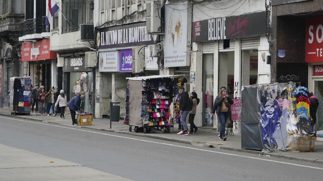 Hay cerca de 1.500 puesteros registrados en Rosario y buscan regular los productos que comercializan en las calles.