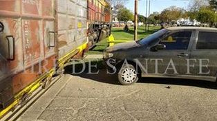 Un automovilista estacionó su auto en las vías y el tren lo chocó