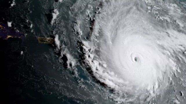 El huracán Irma llega a las islas del Caribe y anticipan un fenómeno potencialmente catastrófico