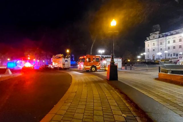 Un hombre disfrazado mató a al menos dos personas y apuñaló a otras cinco