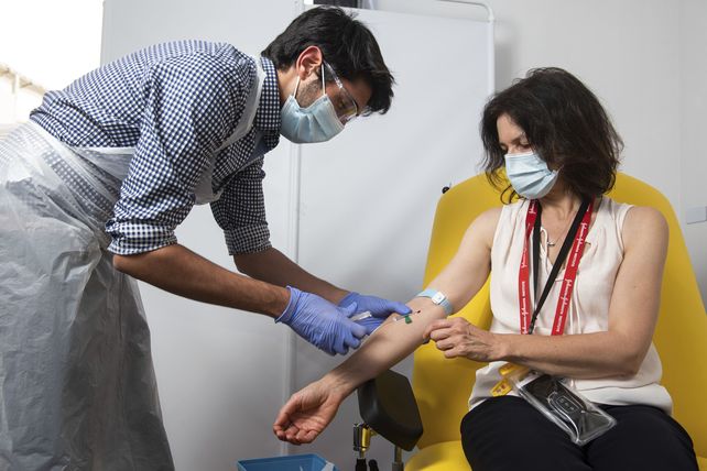 Una voluntaria recibe la vacuna de Oxford en Inglaterra. La fase 3 ha concluido con éxito.&nbsp;