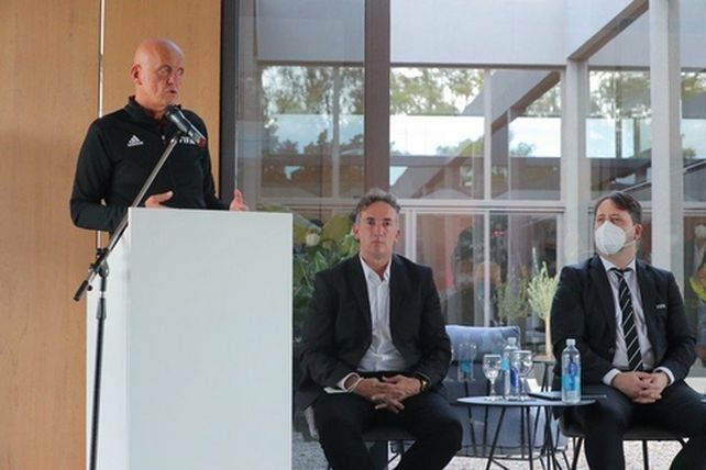 Edificio VOR. El exárbitro Pierluigi Collina habla en Ezeiza. Federico Beligoy escucha.