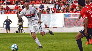 Talento tatuado. Aníbal Moreno lleva la pelota con clase y prestancia. Ante Independiente, el juvenil volante fue decisivo para la victoria rojinegra.