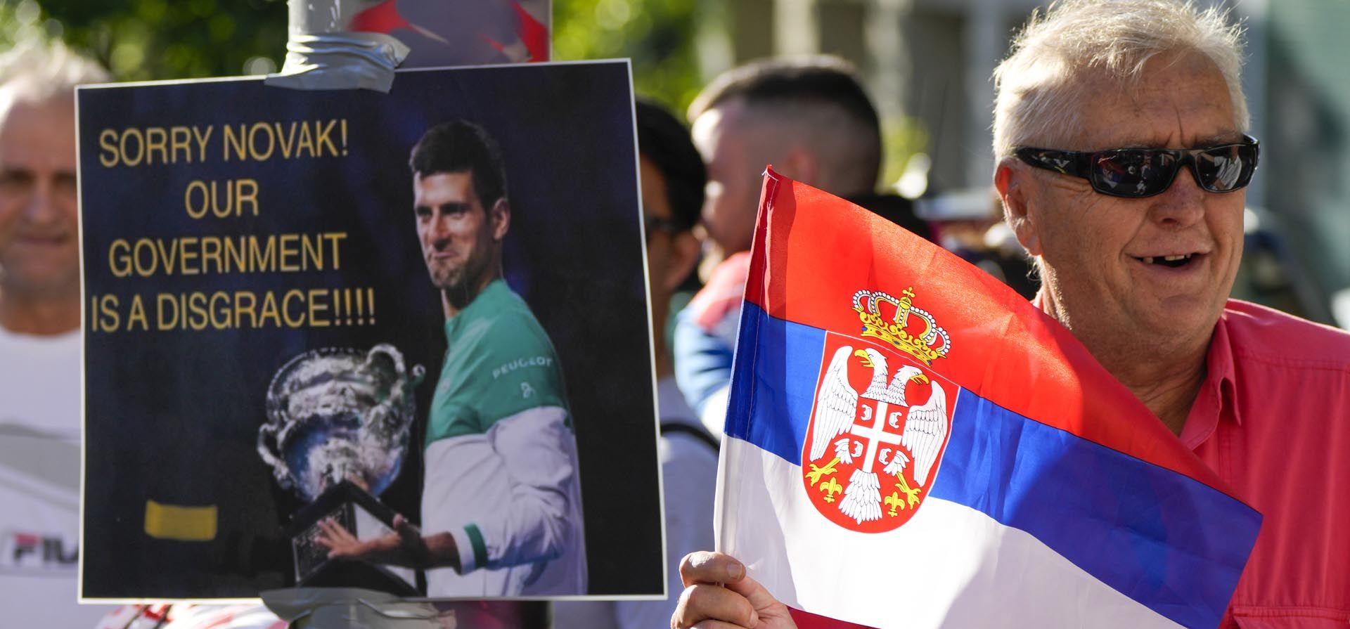 Partidarios del serbio Novak Djokovic se manifiestan en apoyo después de que un juez ordenara su libertad y devolución de su pasaporte en Melbourne, Australia. La variante del coronavirus se ha extendido por Australia a pesar de su alta tasa de vacunación y sus estrictas políticas fronterizas. que mantuvo al país en gran medida aislado del mundo durante casi dos años.