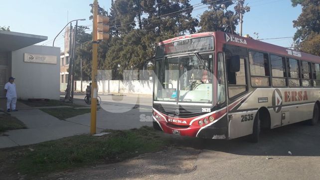 Chofer héroe: socorrió a una mujer que sufrió un ataque epiléptico en pleno viaje
