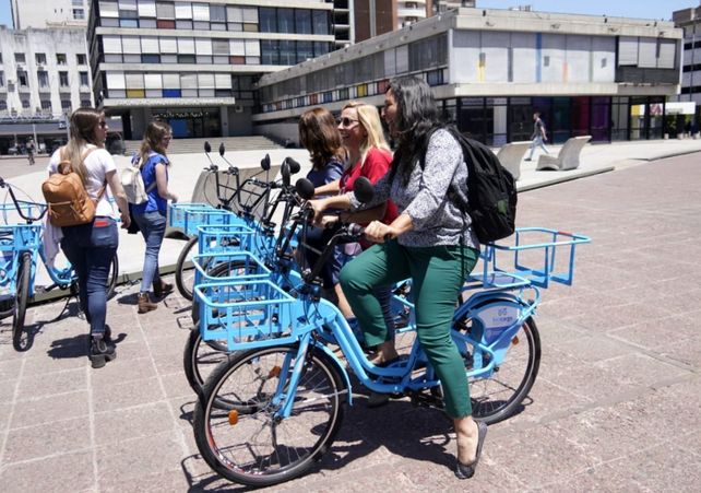 El nuevo sistema de bicicletas para carga de paquetes se muestran hoy en la plaza Montenegro.