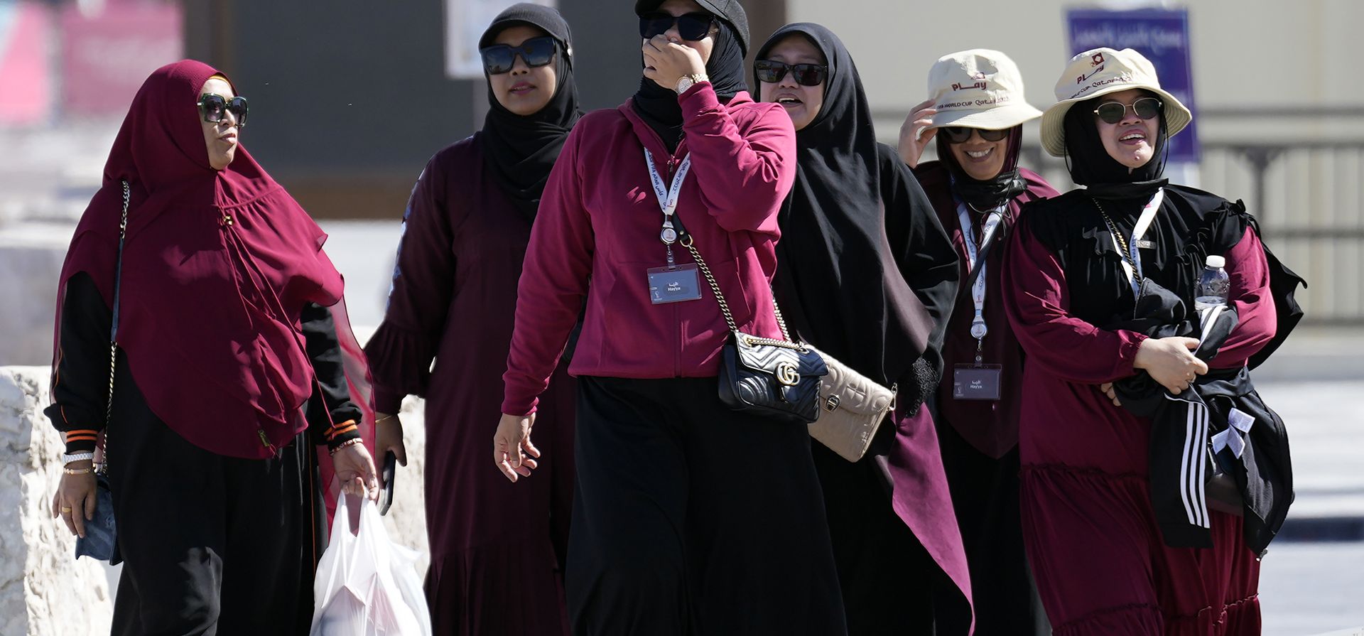 Mujeres caminan cerca del mercado Souq Waqif en Doha, Qatar, el martes 29 de noviembre de 2022. (Foto AP/Eugene Hoshiko)