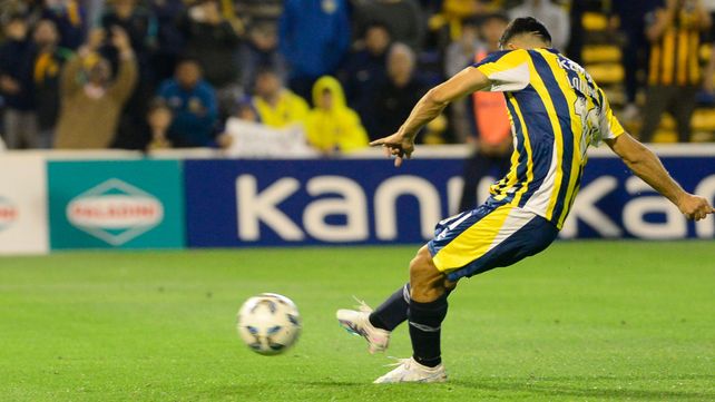 Maximiliano Lovera ejecuta el penal y convierte contra Vélez. El formoseño ingresó bien y le aportó juego al equipo.